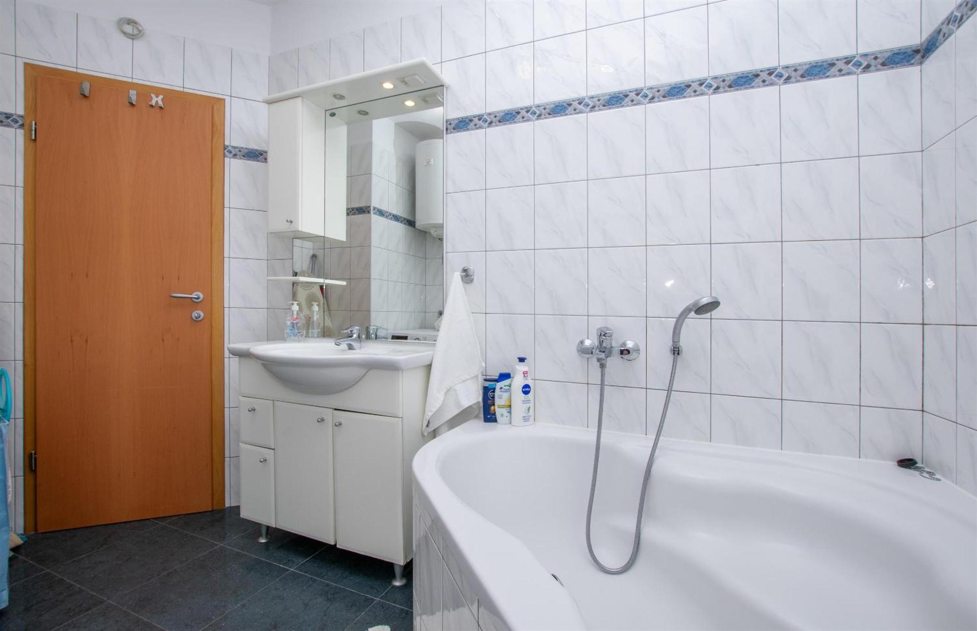 Apartment Zdravko Omis Exterior photo