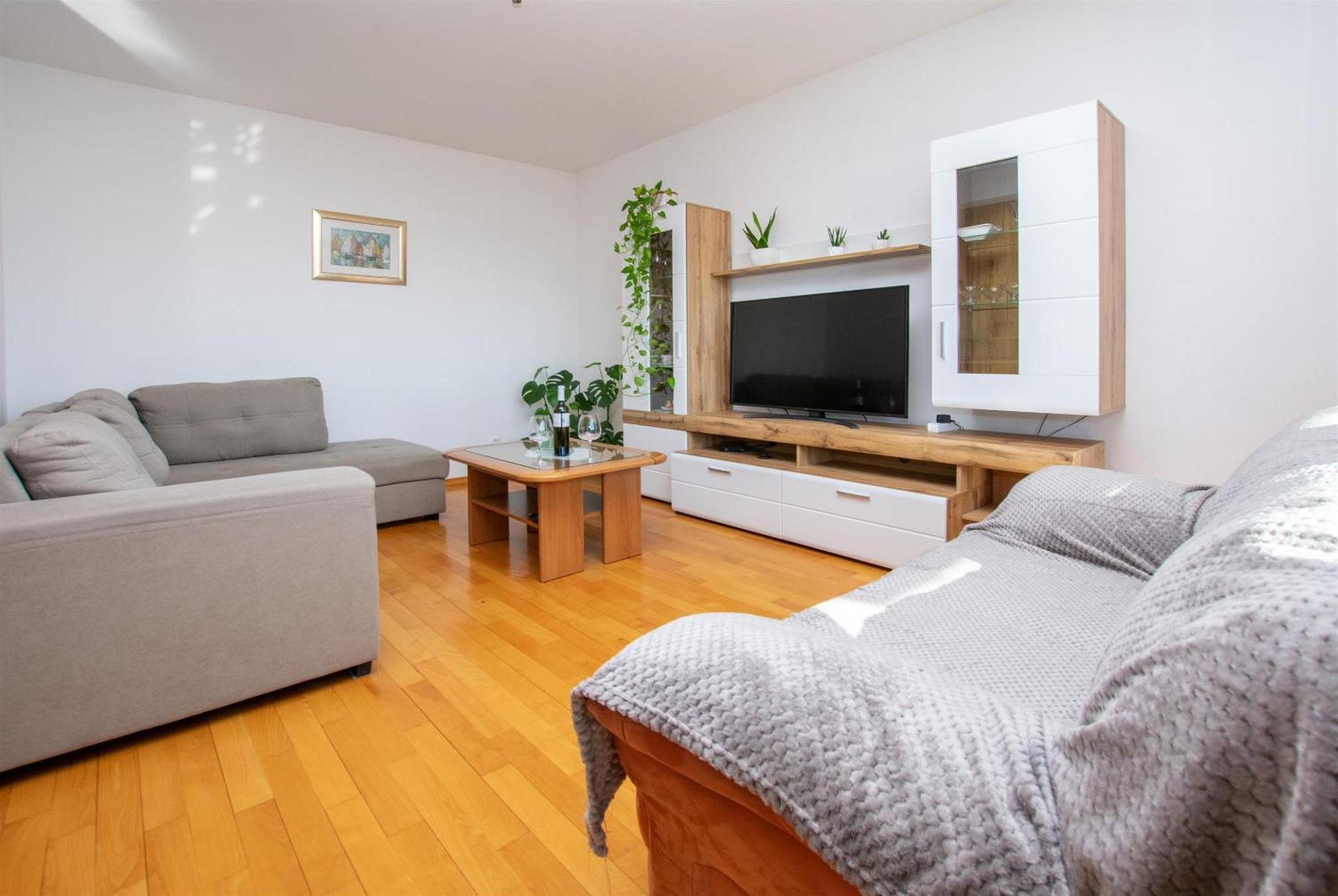 Apartment Zdravko Omis Exterior photo